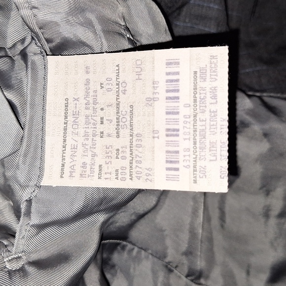 👨 Hugo Boss suit jacket/blazer/sports coat. Gray w/ blue pinstripes. Wool/silk. - Picture 8 of 15